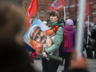 Женщина с портретом И. Сталина перед возложением цветов к месту захоронения Иосифа Сталина Женщина с портретом И. Сталина перед возложением цветов к месту захоронения Иосифа Сталина