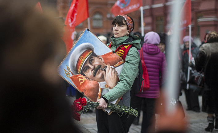 Женщина с портретом И. Сталина перед возложением цветов к месту захоронения Иосифа Сталина