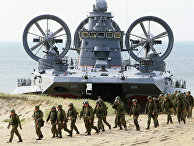 Малый десантный корабль на воздушной подушке (МДКВП) "Мордовия" и бронетранспортер БТР-80 на совместных российско-белорусских учениях "Щит Союза-2015" в Калининградской области Малый десантный корабль на воздушной подушке (МДКВП) "Мордовия" и бронетранспортер БТР-80 на совместных российско-белорусских учениях "Щит Союза-2015" в Калининградской области