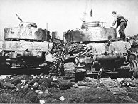 Советский солдат осматривает подбитые танки Pz-4 20-й танковой дивизии в окрестностях Бобруйска Советский солдат осматривает подбитые танки Pz-4 20-й танковой дивизии в окрестностях Бобруйска