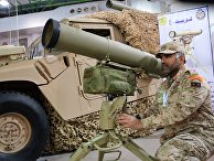 Военнослужащий армии Кувейта возле ПТРК "Корнет-Э" на выставке Gulf Defence & Aerospace-2017 Военнослужащий армии Кувейта возле ПТРК "Корнет-Э" на выставке Gulf Defence & Aerospace-2017