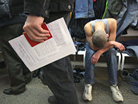 Призывник в сборном призывном пункте Призывник в сборном призывном пункте