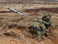 Американские военные стреляют из противотанковой ракетницы «Джавелин» Американские военные стреляют из противотанковой ракетницы «Джавелин»