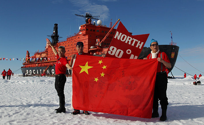 Туристы из Китая на географическом Северном полюсе