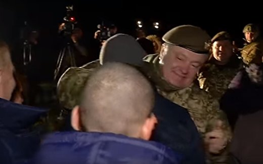 Порошенко встретил освобожденных из плена украинцев Порошенко встретил освобожденных из плена украинцев