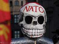 Маска на демонстрации против политики НАТО на площади у городской ратуши в Мюнхене Маска на демонстрации против политики НАТО на площади у городской ратуши в Мюнхене