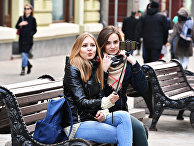 Девушки на Никольской улице в Москве