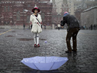 Китайские туристы фотографируются на Красной площади во время снегопада Китайские туристы фотографируются на Красной площади во время снегопада