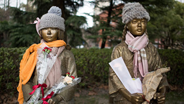 Статуи «девушек для утешения» в парке в Шанхае