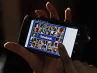 Facebook на экране мобильного телефона Facebook на экране мобильного телефона