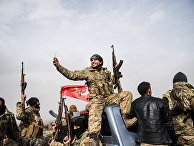Боец сирийской оппозиции фоторафирует колонну турецких солдат около сирийской границы в Хассе, провинция Хатай. 22 января 2018