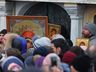 Верующие во время молебна в защиту Владимиро-Ольгиевского храма Десятинного монастыря в Киеве. 3 февраля 2018 Верующие во время молебна в защиту Владимиро-Ольгиевского храма Десятинного монастыря в Киеве. 3 февраля 2018