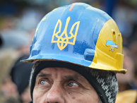 Мужчина в каске на митинге сторонников евроинтеграции Украины на площади Независимости в Киеве. Мужчина в каске на митинге сторонников евроинтеграции Украины на площади Независимости в Киеве.