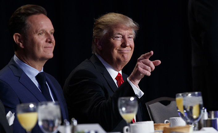 Президент Дональд Трамп во время Национального молитвенного завтрака