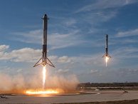 Ракеты-носители Falcon возвращаются для посадки в космическом центре Кеннеди Ракеты-носители Falcon возвращаются для посадки в космическом центре Кеннеди