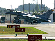 Американский истребитель F-16 ан авиабазе Мисава в Японии Американский истребитель F-16 ан авиабазе Мисава в Японии
