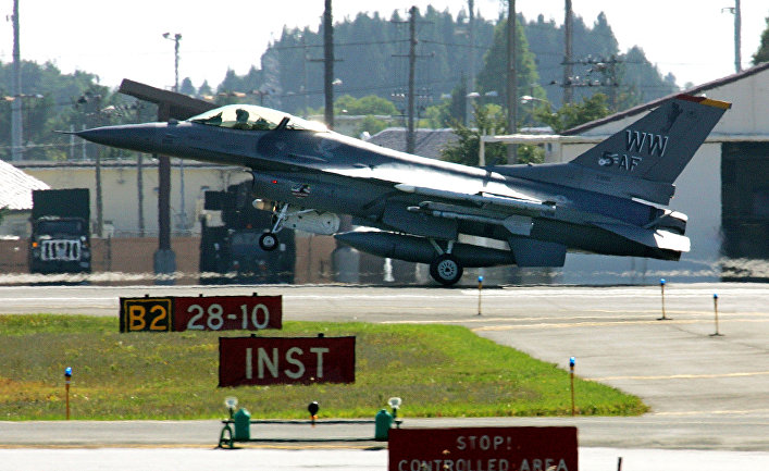 Американский истребитель F-16 ан авиабазе Мисава в Японии