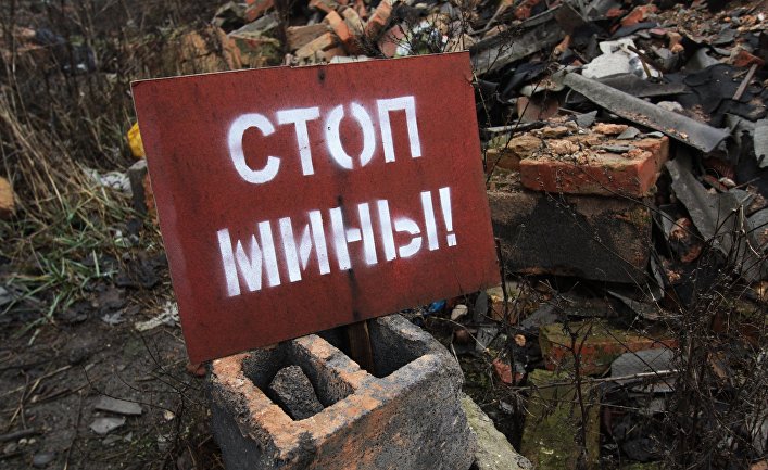 Предупреждающая табличка на позиции у линии соприкосновения с украинскими силовиками у поселка Спартак в Донецкой области