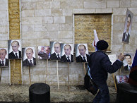 Портреты Владимира Путина и Башара Асада перед российским посольством в Дамаске Портреты Владимира Путина и Башара Асада перед российским посольством в Дамаске