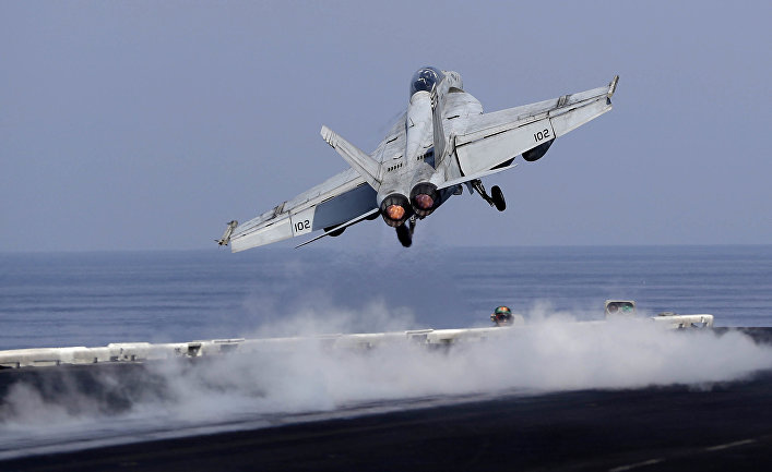 Истребитель ВМС США взлетает с палубы авианосца США «Дуайта Д. Эйзенхауэра» в Персидском заливе