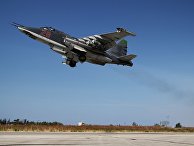 Российский штурмовик Су-25 взлетает с авиабазы "Хмеймим"в Сирии Российский штурмовик Су-25 взлетает с авиабазы "Хмеймим"в Сирии