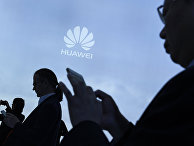 Посетители на стенде Huawei Посетители на стенде Huawei