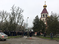 Жители несут цветы к Свято-Георгиевскому храму в Кизляре Жители несут цветы к Свято-Георгиевскому храму в Кизляре