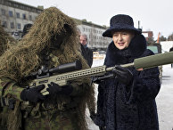 Президент Литвы Даля Грибаускайте и военнослужащий НАТО на военной базе в Рукле Президент Литвы Даля Грибаускайте и военнослужащий НАТО на военной базе в Рукле