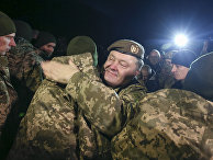 Президент Украины Петр Порошенко приветствует освобожденных украинских пленных Президент Украины Петр Порошенко приветствует освобожденных украинских пленных