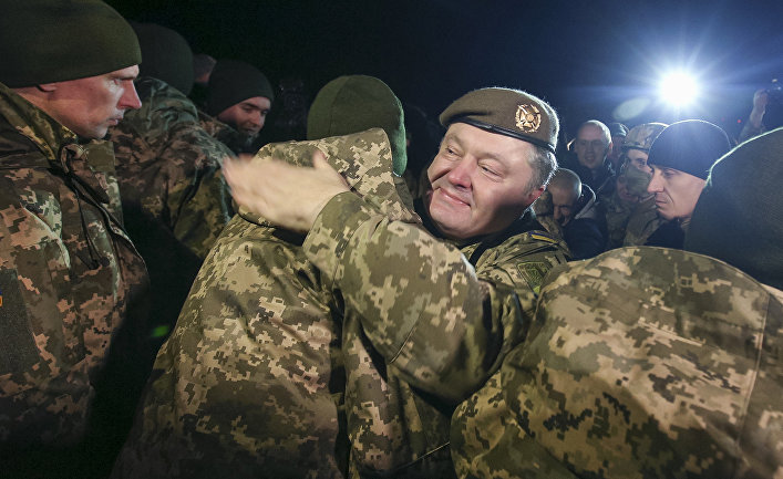 Президент Украины Петр Порошенко приветствует освобожденных украинских пленных