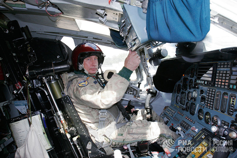 Президент России Владимир Путин в кабине стратегического бомбардировщика Ту-160