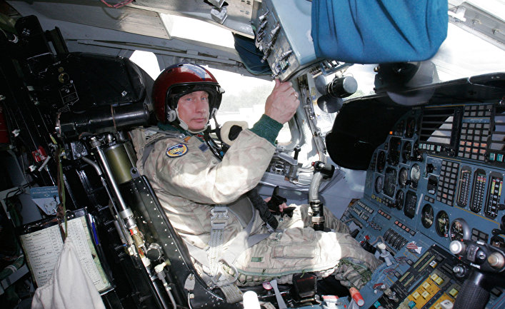 Президент России Владимир Путин в кабине стратегического бомбардировщика Ту-160