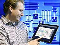 Сотрудник IBM Джей Гамбетта управляет квантовым компьютером с планшата в исследовательском центре в Йорктауне Сотрудник IBM Джей Гамбетта управляет квантовым компьютером с планшата в исследовательском центре в Йорктауне