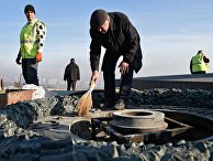 Работники "Киевгаз" очищают вновь залитый цементом мемориал Вечный огонь в парке Славы в Киеве. 20 ноября 2017 Работники "Киевгаз" очищают вновь залитый цементом мемориал Вечный огонь в парке Славы в Киеве. 20 ноября 2017