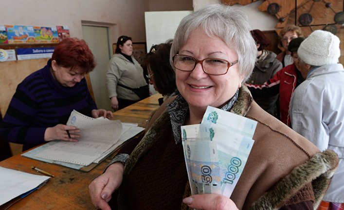 В Крыму начали выдавать пенсии в российских рублях