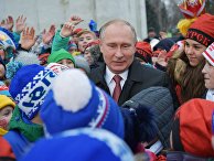 Президент РФ Владимир Путин во время встречи на Соборной площади с детьми - гостями Кремлевской елки. 26 декабря 2017 Президент РФ Владимир Путин во время встречи на Соборной площади с детьми - гостями Кремлевской елки. 26 декабря 2017