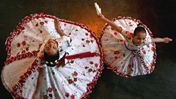 Девушки-трансгендеры Хосефа (13 лет) и Селена (8 лет) в Сантьяго