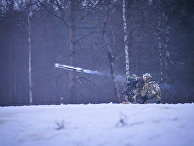 Американские военные производят выстрел из противотанкового ракетного комплекса (ПТРК) Javelin