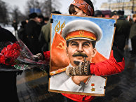 Женщина перед началом церемонии возложения цветов к могиле Иосифа Сталина Женщина перед началом церемонии возложения цветов к могиле Иосифа Сталина
