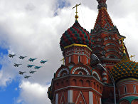 Истребители Су-35, Су-27 и Су-34 пролетают над Красной площадью во время репетиции воздушной части Парада Победы