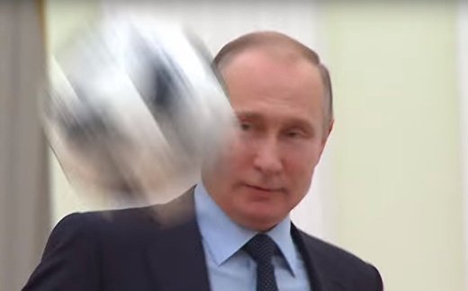 Путин играет в футбол Путин играет в футбол