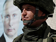 Российский солдат рядом с портретом президента России Владимира Путина в Дамаске Российский солдат рядом с портретом президента России Владимира Путина в Дамаске