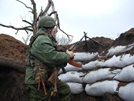 Боец ополчения ДНР на позиции у линии соприкосновения с украинскими силовиками Боец ополчения ДНР на позиции у линии соприкосновения с украинскими силовиками