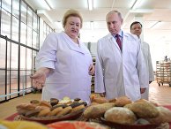 Президент РФ Владимир Путин во время посещения Самарского булочно-кондитерского комбината. 7 марта 2018 Президент РФ Владимир Путин во время посещения Самарского булочно-кондитерского комбината. 7 марта 2018