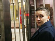 Депутат Верховной рады Украины Надежда Савченко у входа в здание СБУ в Киеве. 15 марта 2018 Депутат Верховной рады Украины Надежда Савченко у входа в здание СБУ в Киеве. 15 марта 2018