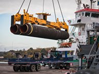 Погрузка труб для строительства газопровода "Северный поток - 2" в порту Мукран, Германия Погрузка труб для строительства газопровода "Северный поток - 2" в порту Мукран, Германия