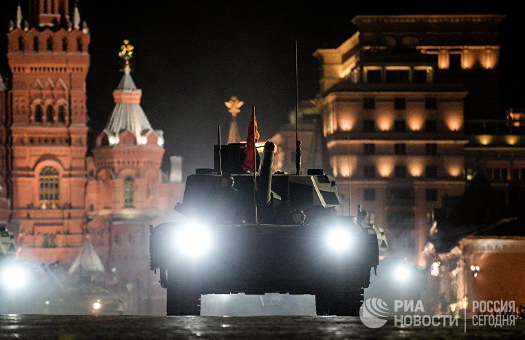 Танк Т-14 "Армата" на репетиции военного парада на Красной площади в Москве. 2017 год