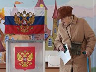 Пожилая женщина голосует на выборах президента РФ на избирательном участке в Санкт-Петербурге Пожилая женщина голосует на выборах президента РФ на избирательном участке в Санкт-Петербурге