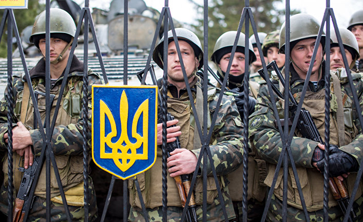 Украинские военные на территории военной базы в селе Перевальное недалеко от Симферополя
