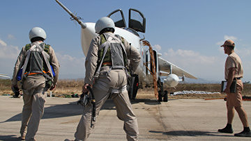 Российские летчики перед полетом у самолета Су-24 на авиабазе "Хмеймим" в Сирии